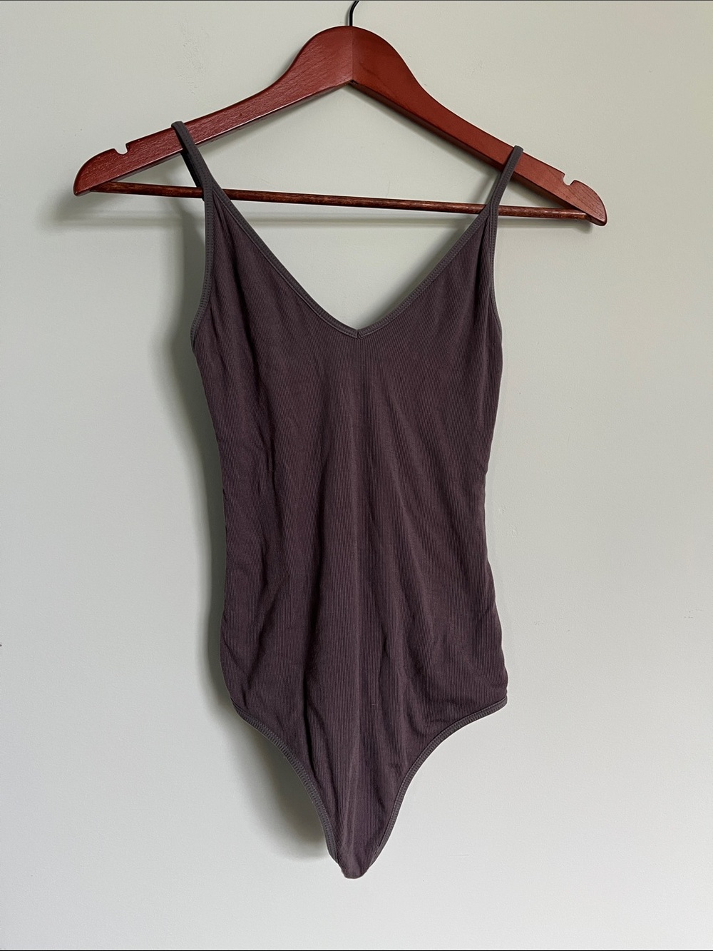 Aritzia Talula Ribbed V-Neck Bodysuit - Dark grey/Plum - Size S